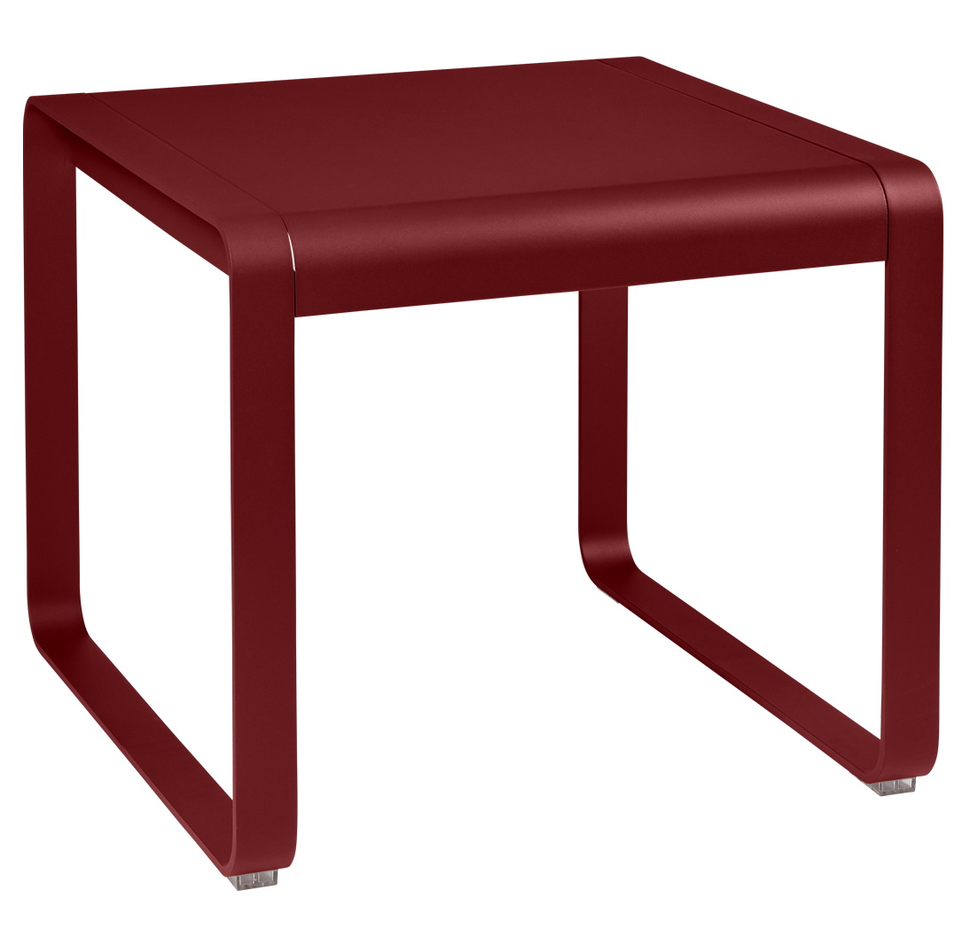 Roter Bellevie Outdoor Tisch von Fermob, quadratisch, aus Metall, für Garten und Terrasse.