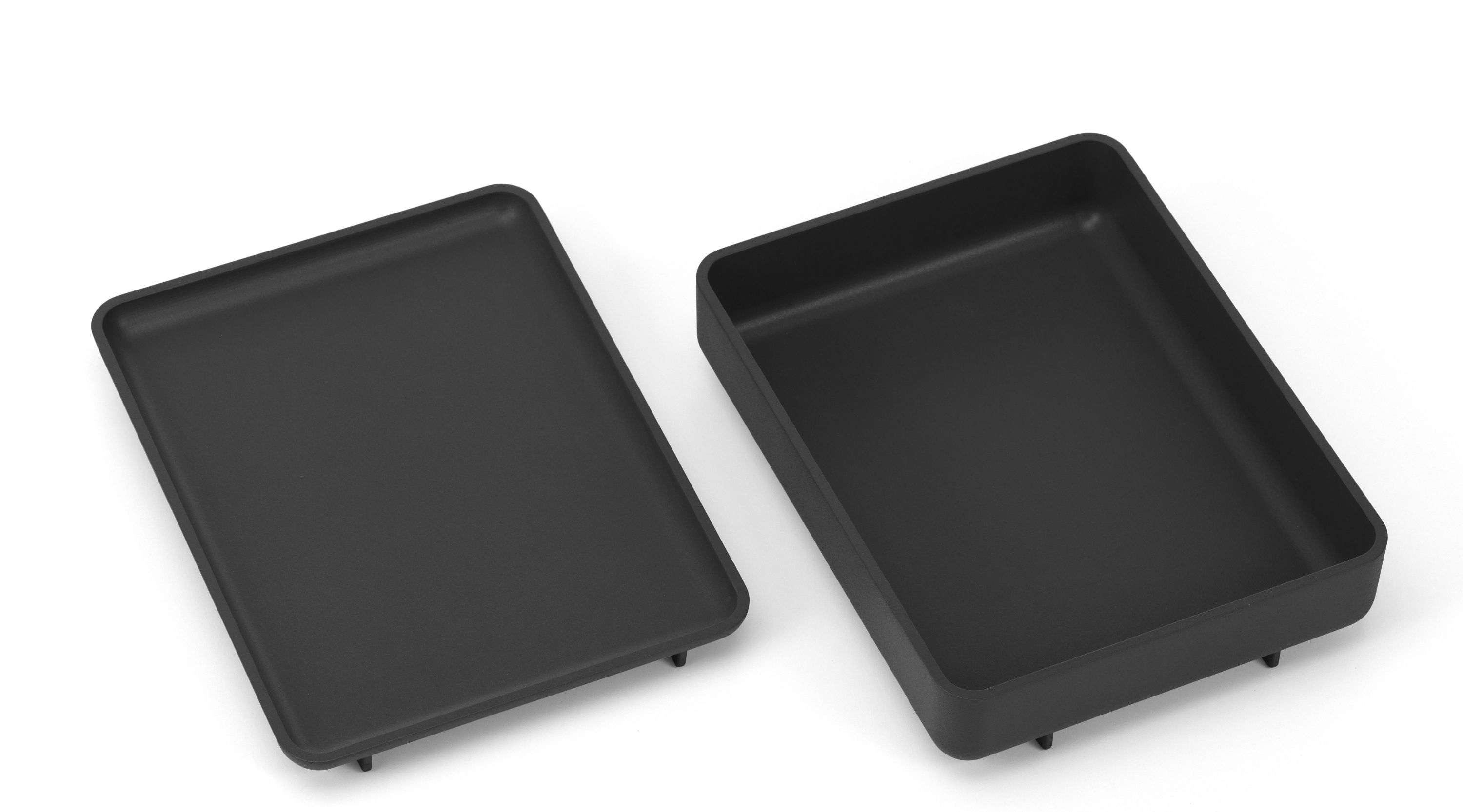 Schwarzes Vitra Drop Box Tray Set, bestehend aus Tablett und Ablage, für Büroorganisation und Schreibtischzubehör.