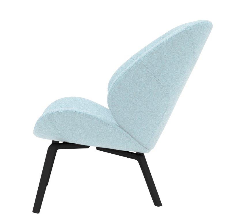 Eden Sessel Softline in hellblau, seitliche Ansicht, moderner Loungesessel mit schwarzem Metallgestell für Wohnzimmer.
