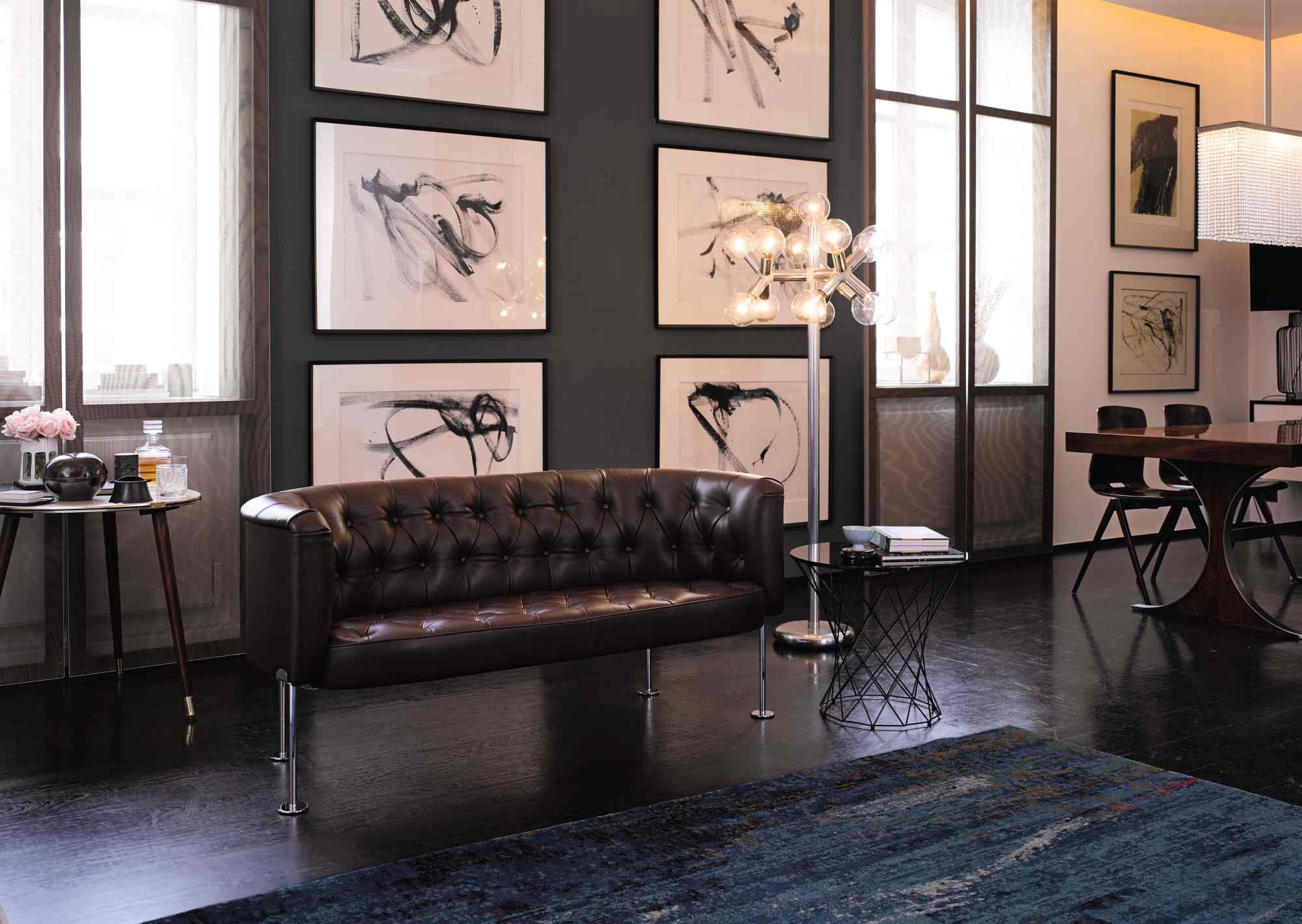 Braunes 310-20 Haussmann Sofa von Walter Knoll mit Knopfheftung und Chromfüßen im modernen Wohnzimmer.