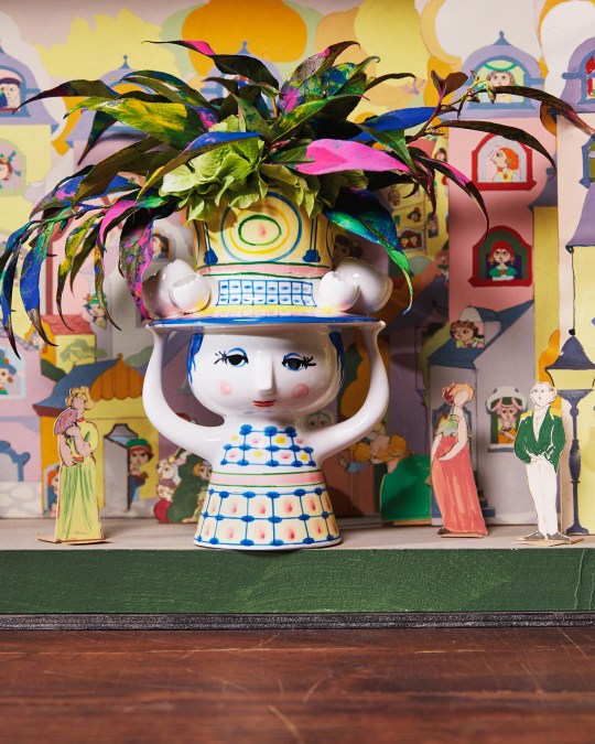 Keramikvase "Lady with Hat" von Bjorn Wiinblad, dekorative Blumenvase mit Frauengesicht und buntem Hut.