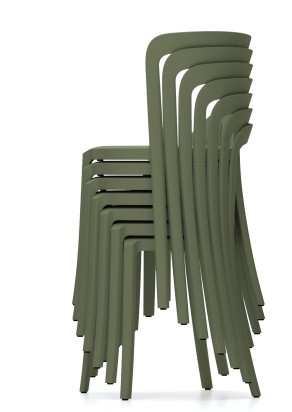 Gestapelte, grüne On & On Stühle von Emeco, hergestellt aus recyceltem Material. Nachhaltige Sitzmöbel für den Innen- und Außenbereich.