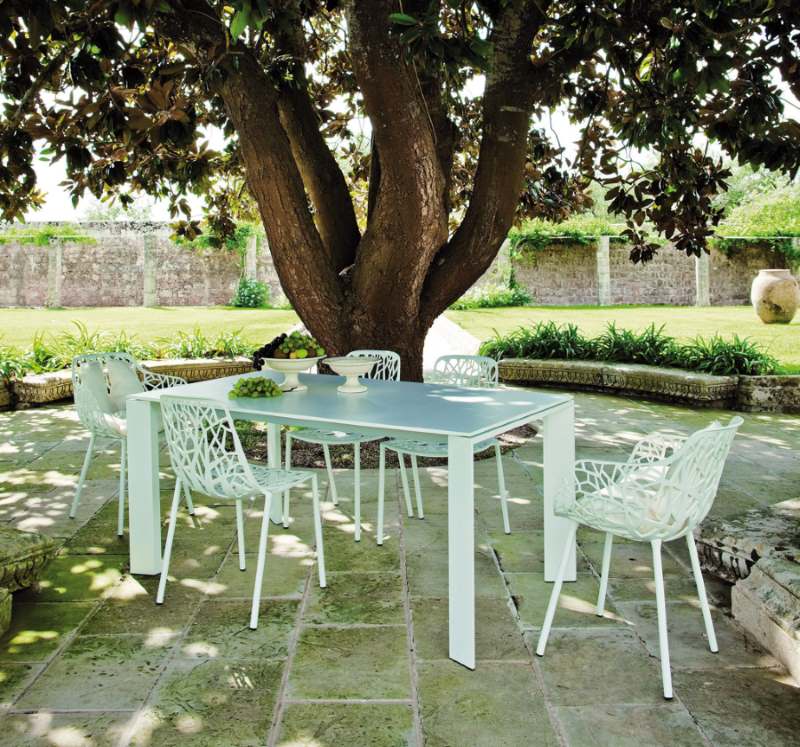 Grande Arche Outdoor Tisch von Fast mit Stühlen im Garten unter einem Baum.
