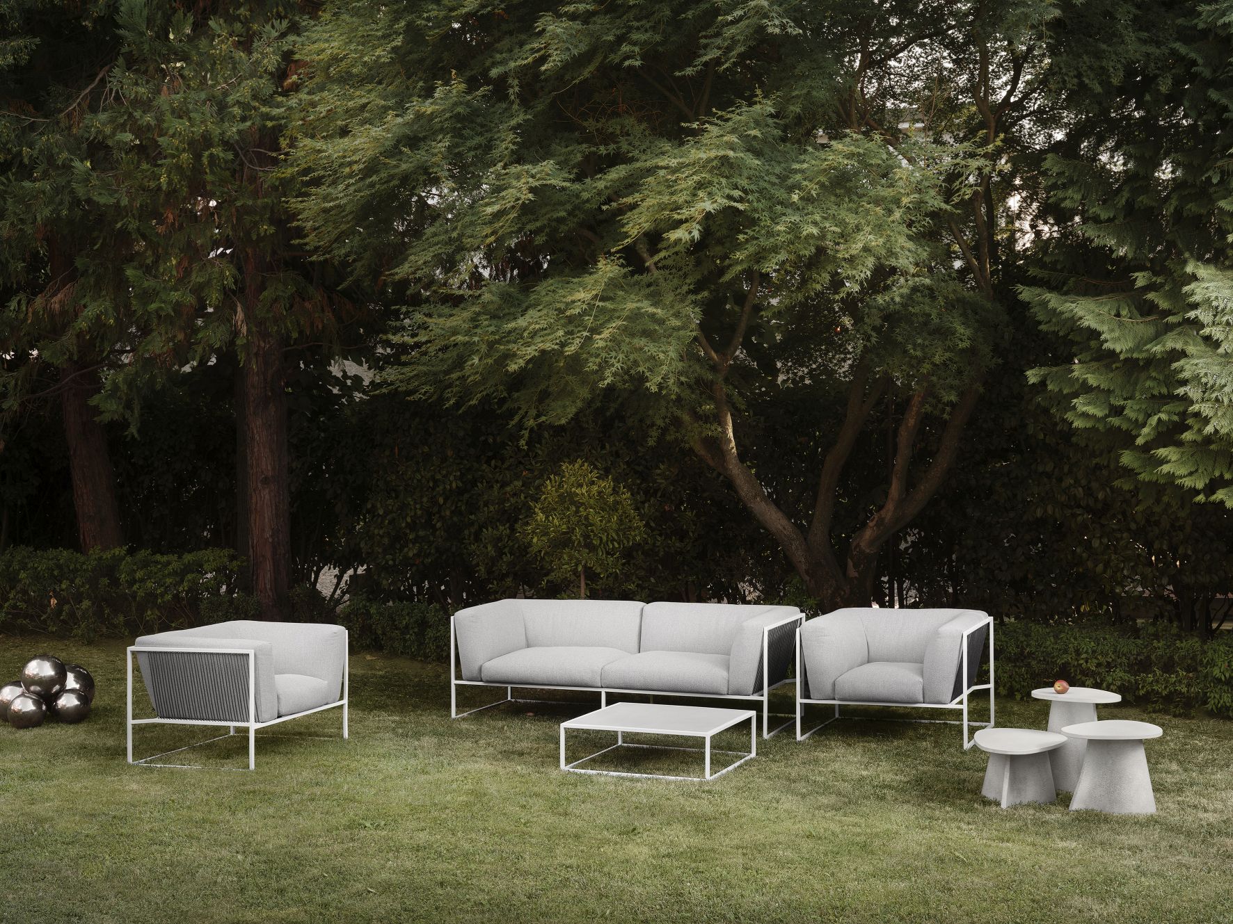 Arpa Outdoor Sofa von MDF Italia, 3-Sitzer Lounge Möbel mit Sesseln und Beistelltischen im Garten.