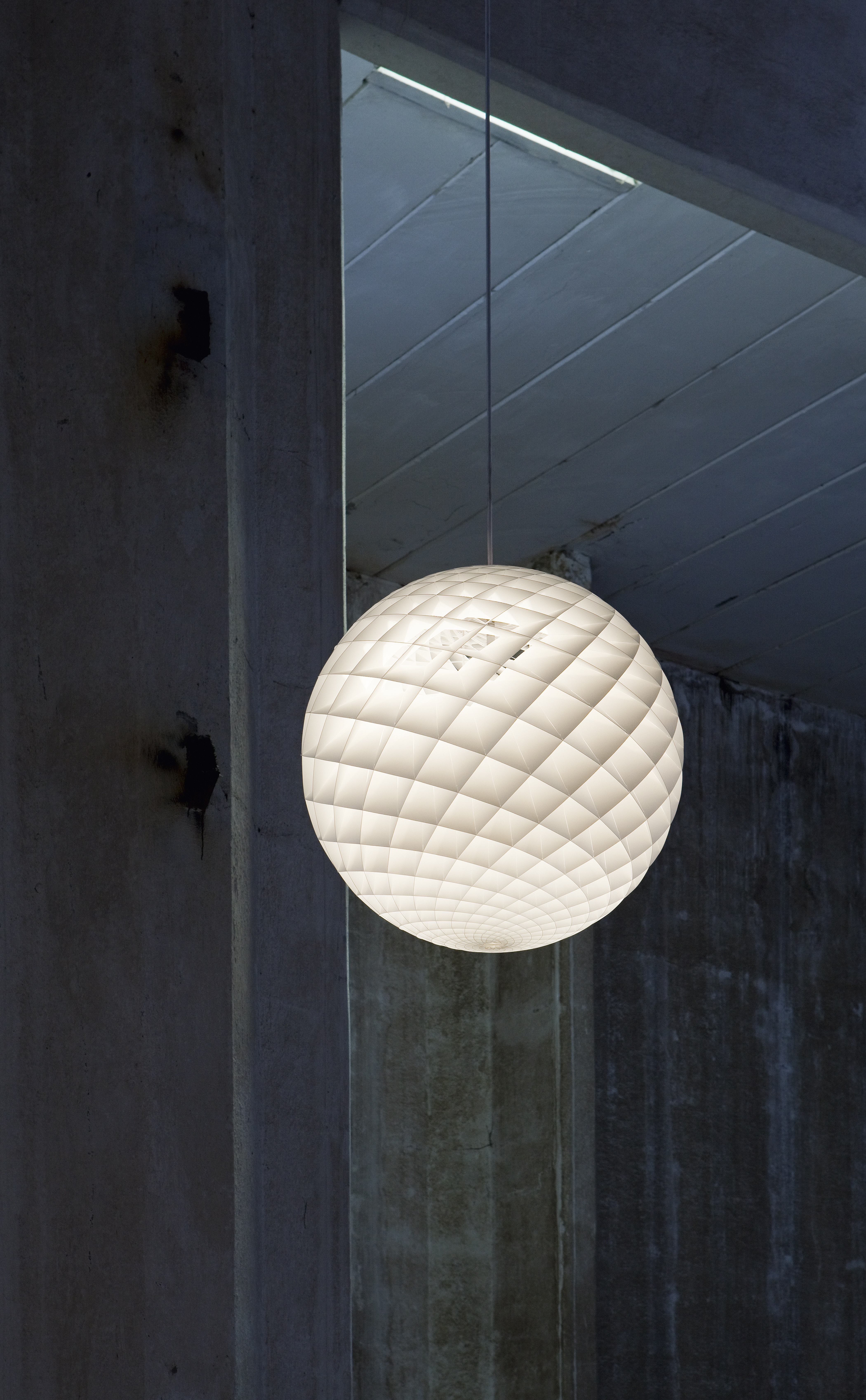 Weiße Patera Pendelleuchte von Louis Poulsen, eine moderne Hängelampe mit geometrischem Design.