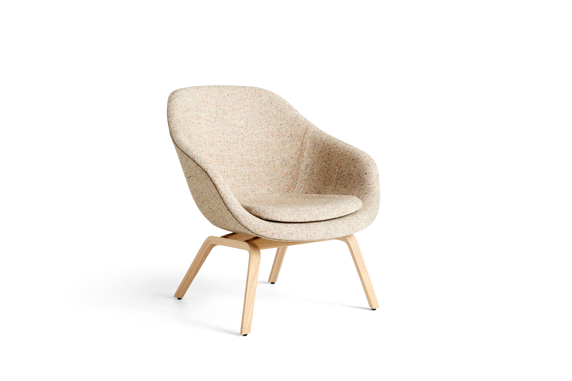 Beiger About a Lounge AAL 83 Sessel von Hay mit Holzfuß auf weißem Hintergrund.