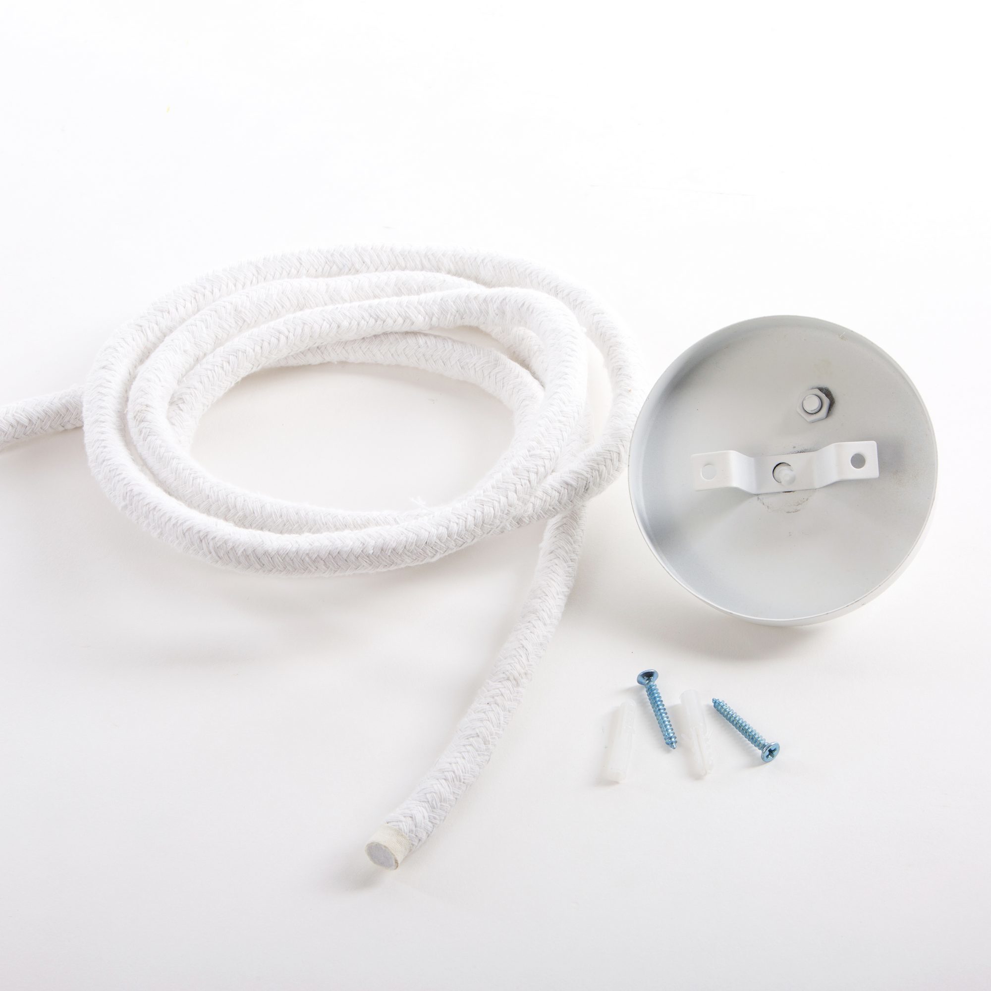 Detailaufnahme der Seletti Monkey Lamp Pendelleuchte: weiße Zuleitung, Deckenbefestigung und Montagezubehör auf weißem Hintergrund.