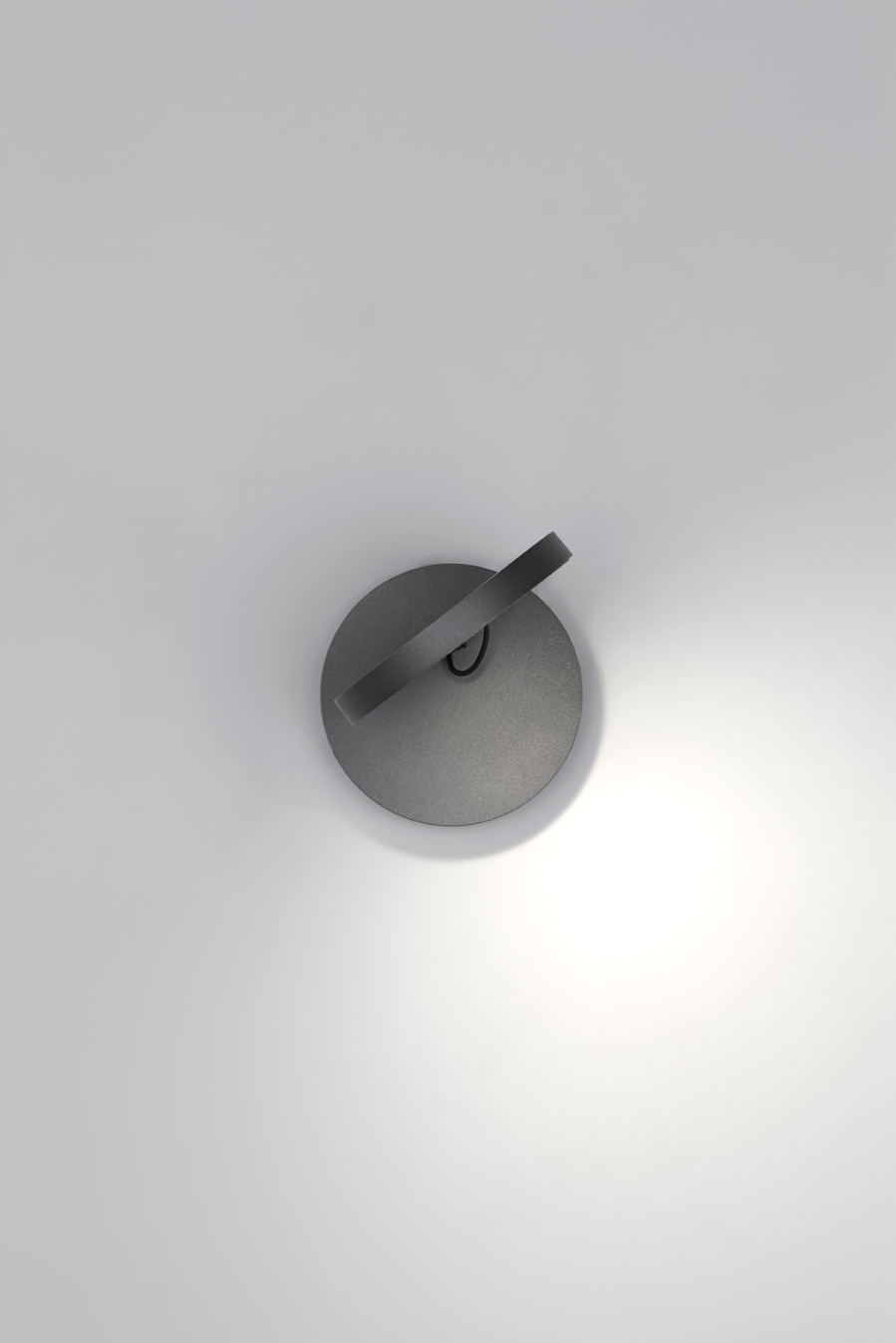 Anthrazitgraue Demetra Faretto Wandleuchte von Artemide, modernes Design für indirekte Beleuchtung im Innenbereich.