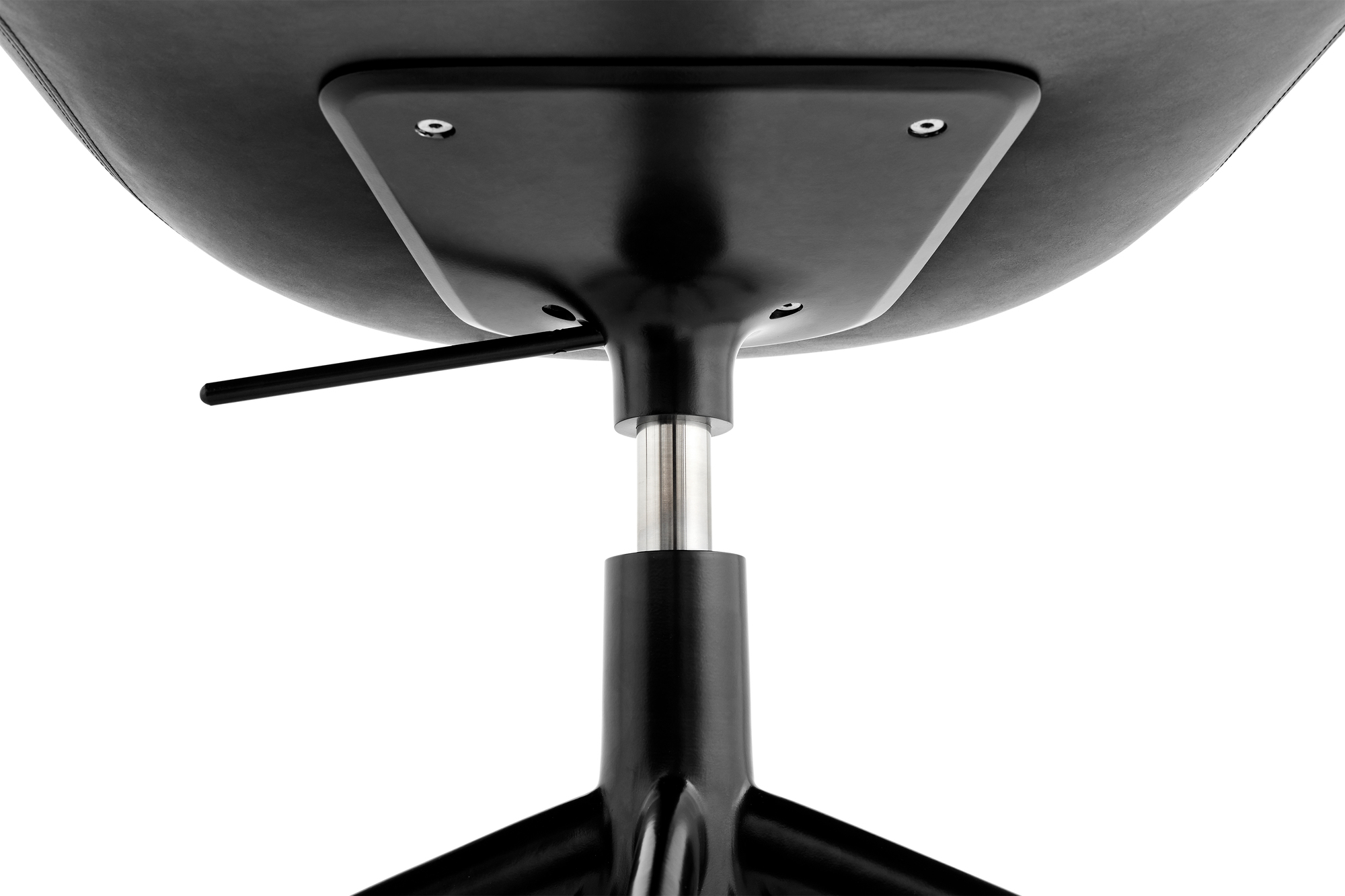 Detailaufnahme des schwarzen Hay About a Chair AAC153 Soft Duo Stuhls, Blick von unten auf das Gestell.