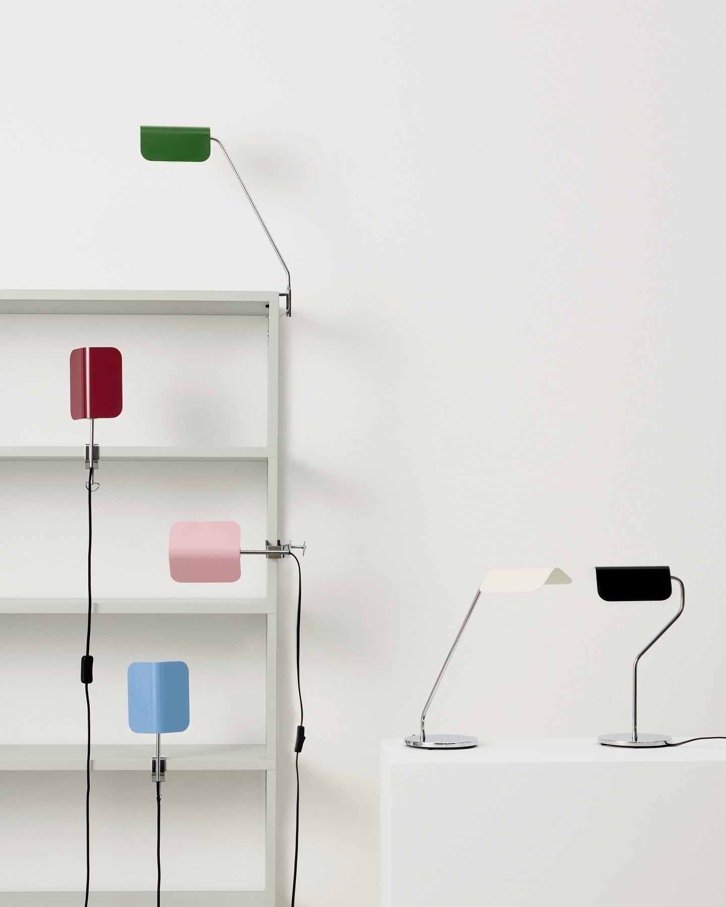 Mehrere Hay Apex Clip Lampen in verschiedenen Farben und Ausführungen auf weißem Hintergrund.