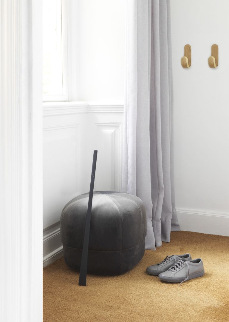 Grauer Circus Pouf Hocker von Normann Copenhagen im Flur mit Schuhen und Schuhlöffel.
