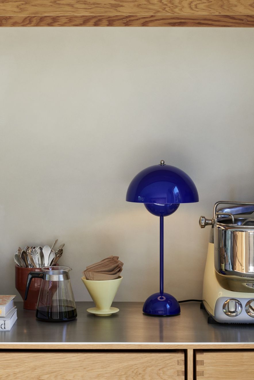 Blaue Flowerpot VP3 Tischleuchte von AndTradition auf einer Küchentheke neben Kaffeebereiter und Küchenmaschine.