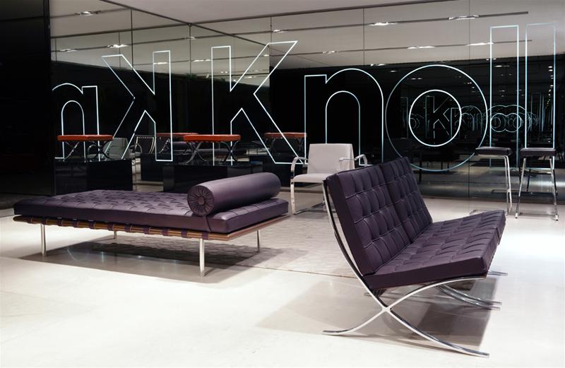 Nahaufnahme der lila Barcelona Liege und des Sessels von Knoll International mit Chromgestell.