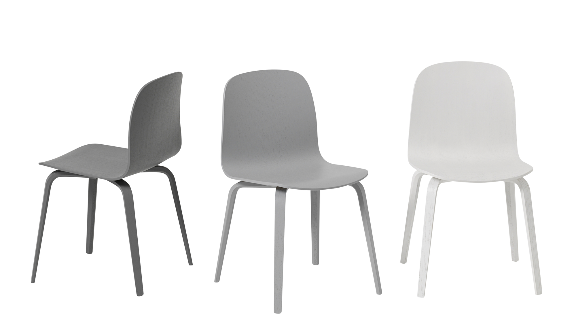 Muuto Visu Chair Wood Base Stuhl in Grau, Hellgrau und Weiß vor neutralem Hintergrund.