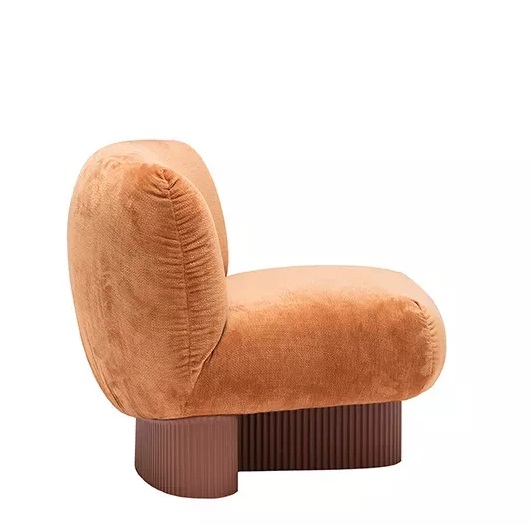 Bolete Lounge Sessel von Andreu World in Orange, moderner Polstersessel mit braunem Sockel.