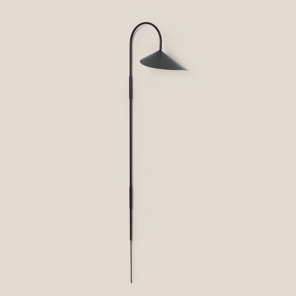 Schwarze Arum Wandleuchte von Ferm Living: Elegante, hohe Wandlampe mit konischem Lampenschirm.