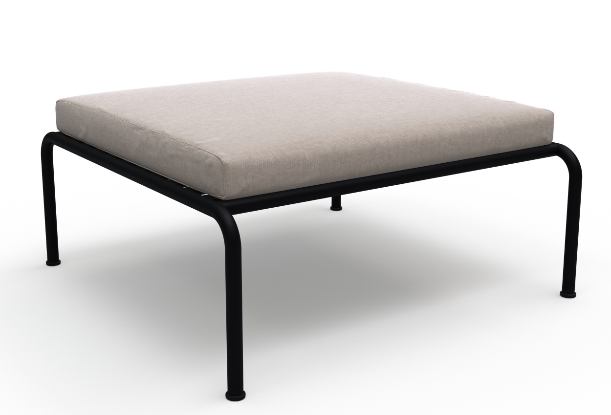 Avon Ottoman: Quadratischer Outdoor Hocker mit beigem Kissen und schwarzem Metallgestell für Garten und Terrasse.