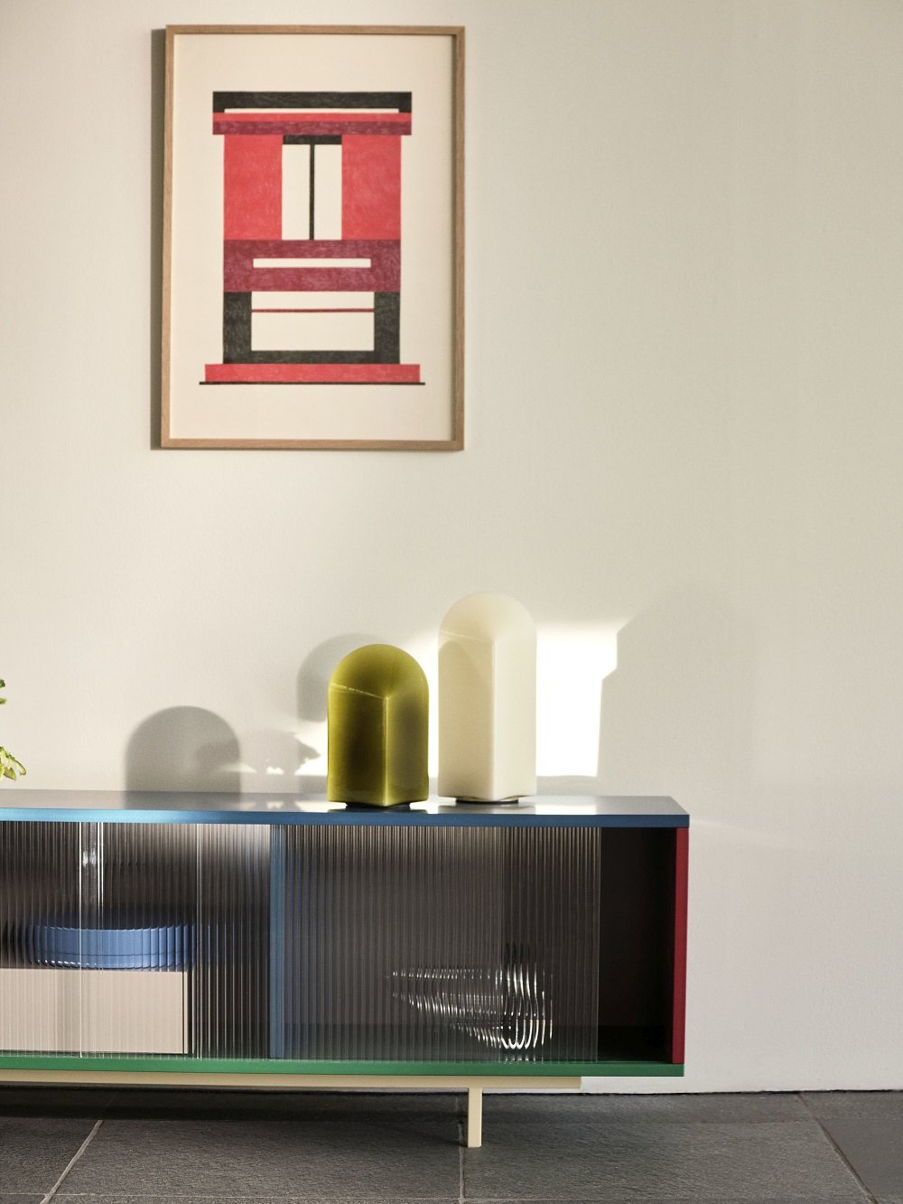 Colour Cabinet L Sideboard von Hay mit geriffelten Glastüren und farbigen Akzenten im modernen Wohnzimmer.