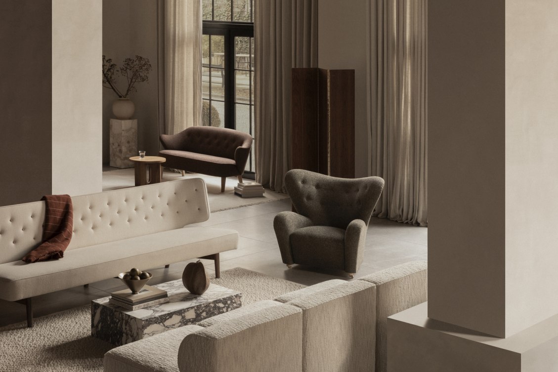 Wohnzimmer mit beigem Sofa, braunem Sessel und Couchtisch aus Marmor, skandinavisches Design für modernes Wohnen.