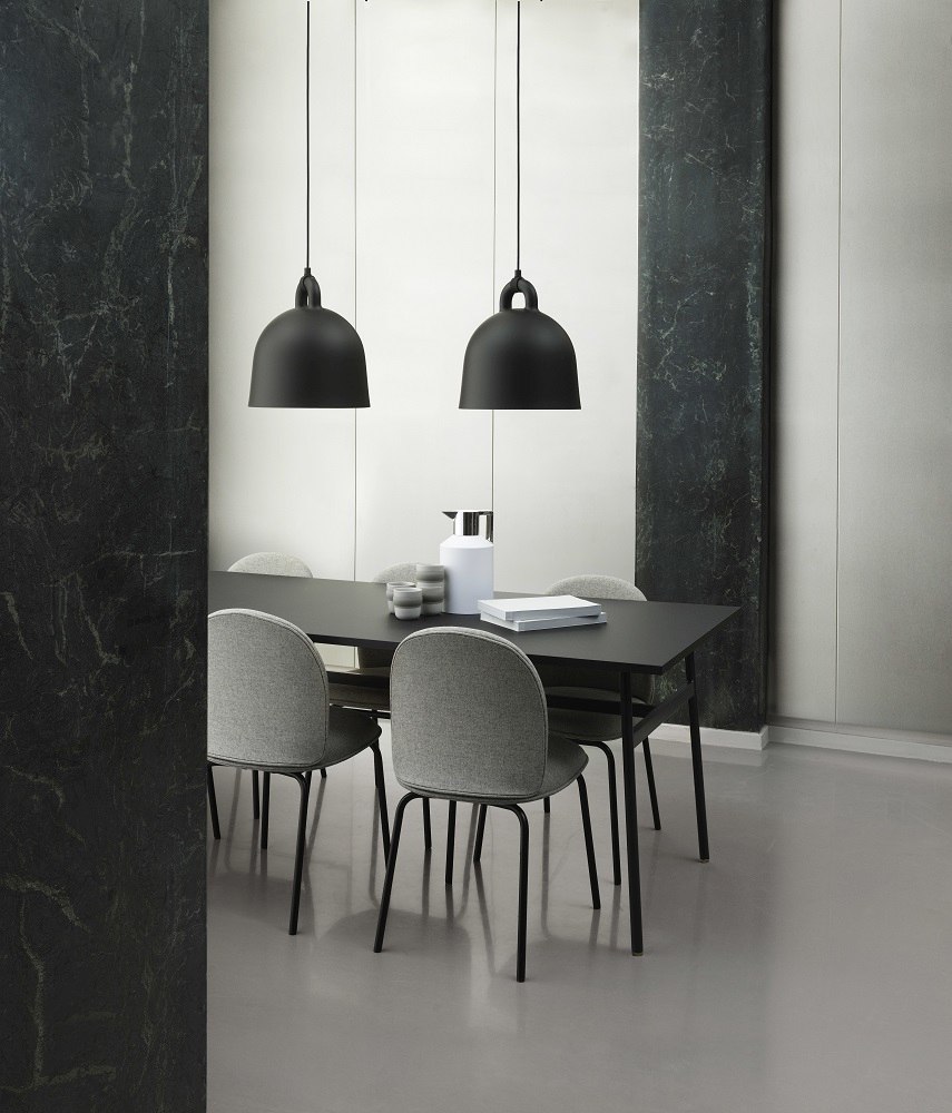 Ace Chair Stuhl von Normann Copenhagen, gepolstert, in grau, an einem Esstisch.