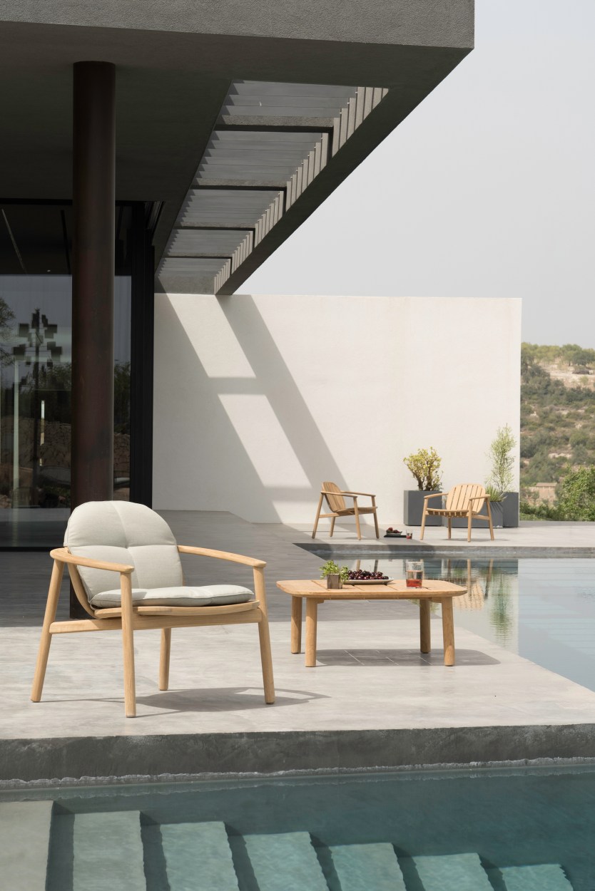 Twins Lounge Chair von Emu, ein Outdoor Armlehnen Stuhl aus hellem Holz mit Polsterung.