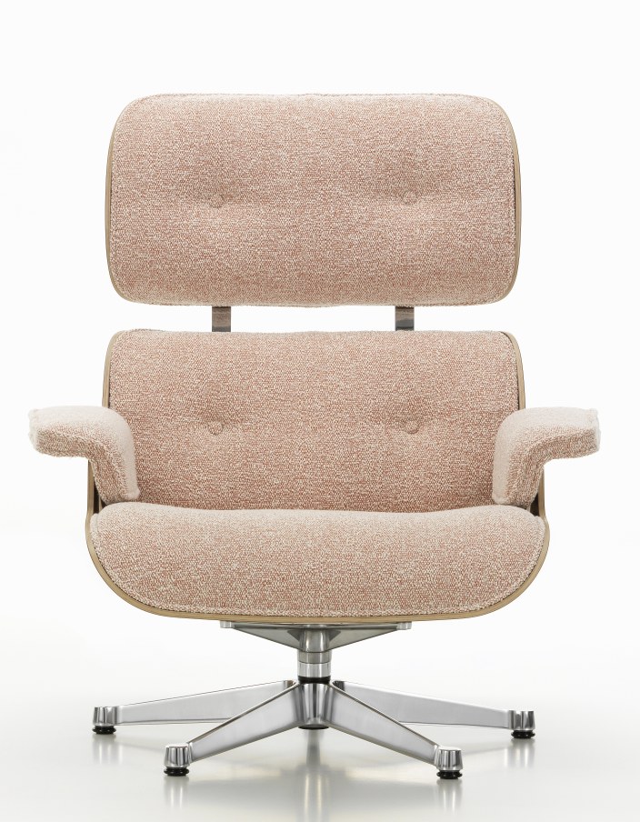 Vitra Eames Lounge Chair Sessel mit hellbraunem Stoffbezug und silbernem Fußkreuz, Frontansicht.