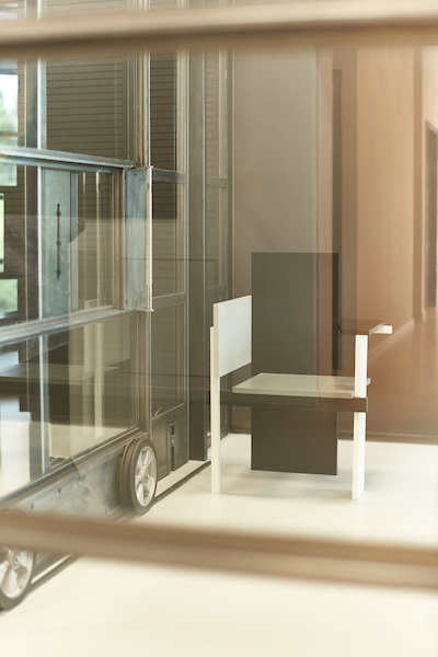 Berlin Stuhl: Moderner Designstuhl in Schwarz und Weiß, ideal für Wohnzimmer und Büro.