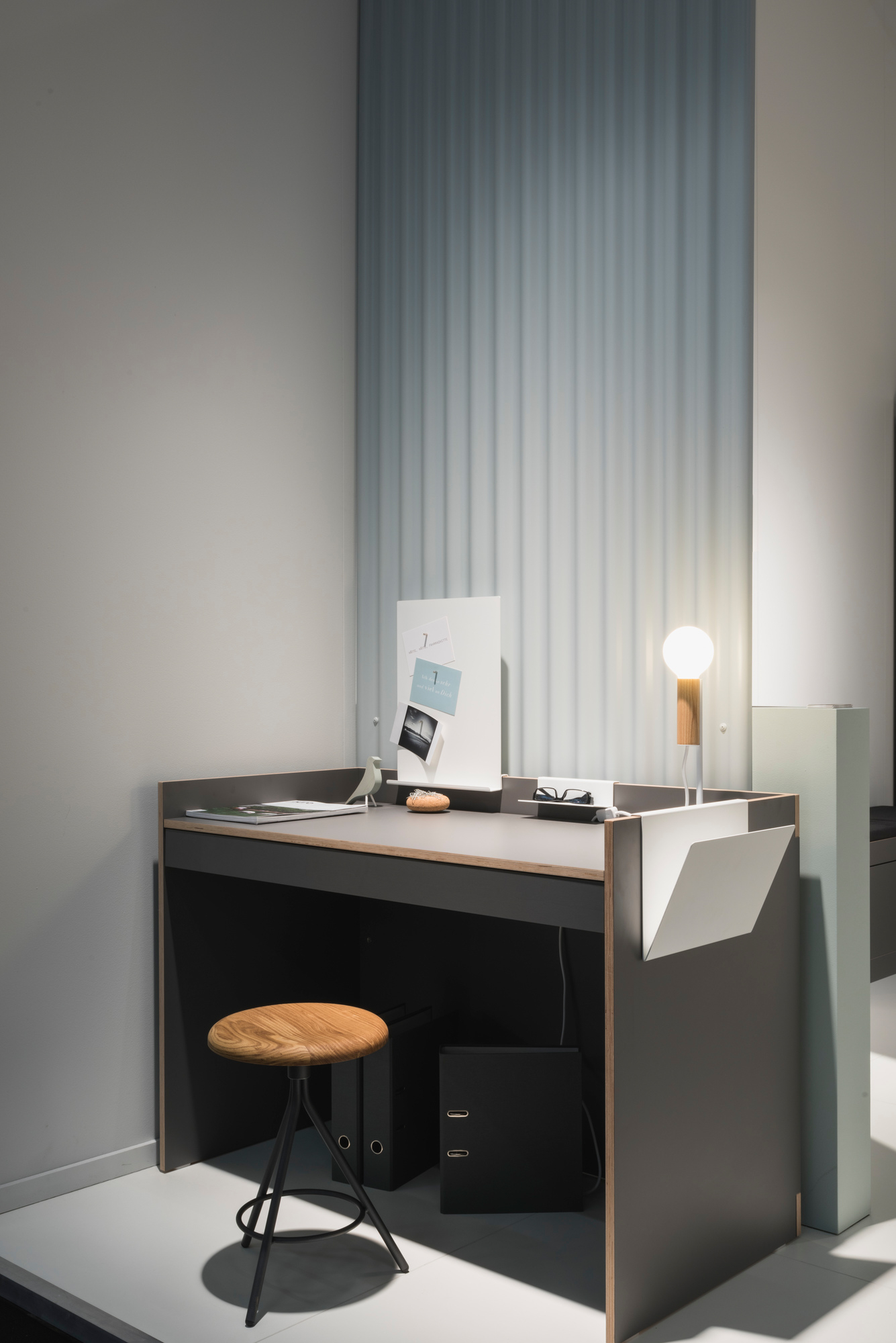 Moderner Flai Sekretär von Müller Möbelwerkstätten mit Holz-Hocker, Lampe und Ablagefächern für stilvolles Homeoffice.