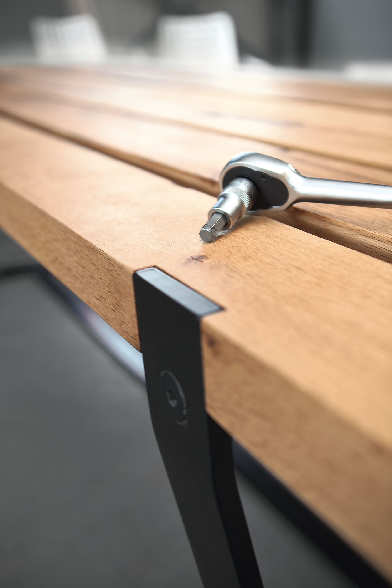 Detailaufnahme des Janua BB 11 Clamp Tisches aus Nussbaum mit Werkzeug.