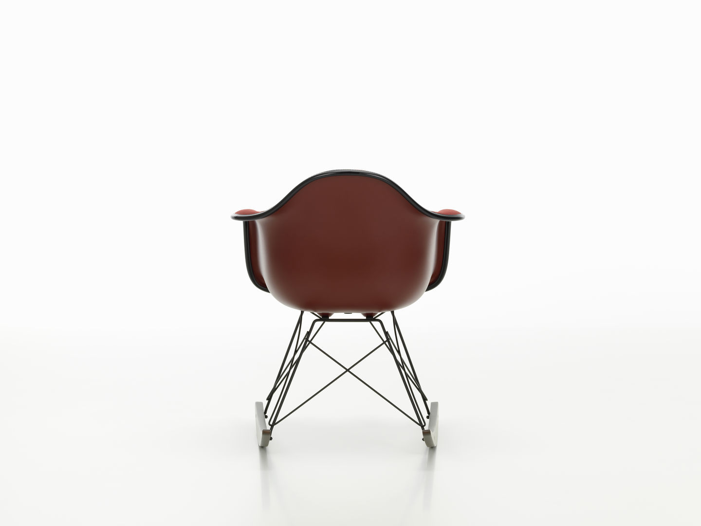 Rückansicht: Vollgepolsterter Eames Plastic Armchair RAR Schaukelstuhl von Vitra in Rotbraun. Designklassiker.