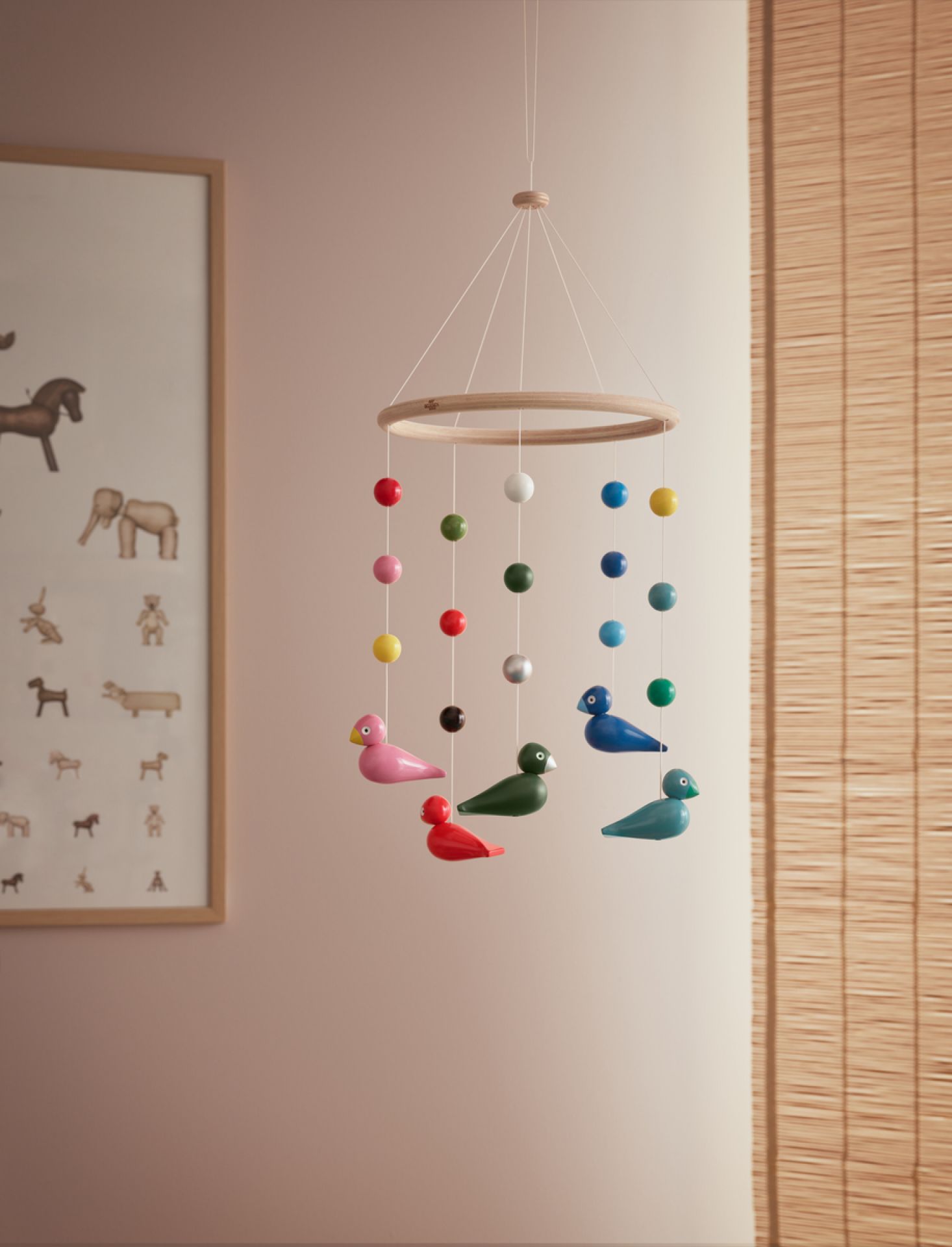 Farbenfrohes Baby Mobile mit Holzring, bunten Kugeln und Vogel-Figuren für Kinderzimmer Dekoration.