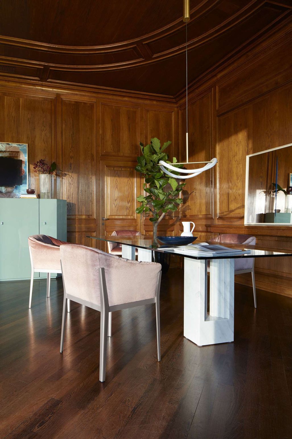 W04 Delfi Esstisch von Cassina mit Glasplatte und Marmor-Gestell in einem eleganten Esszimmer.