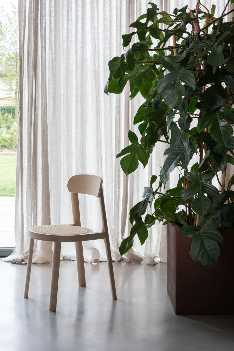 Brulla Stuhl von Miniforms: Helles Holz, minimalistisches Design mit Wiener Geflecht Sitzfläche.