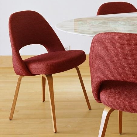 Burgunderroter Saarinen Konferenzstuhl von Knoll International mit Holzbeinen, ideal für moderne Büros.