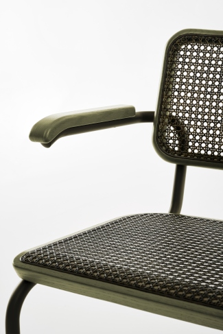 Detailaufnahme des Thonet S 64 V Freischwinger Stuhls mit Stahlrohrgestell und Wiener Geflecht in Grün.