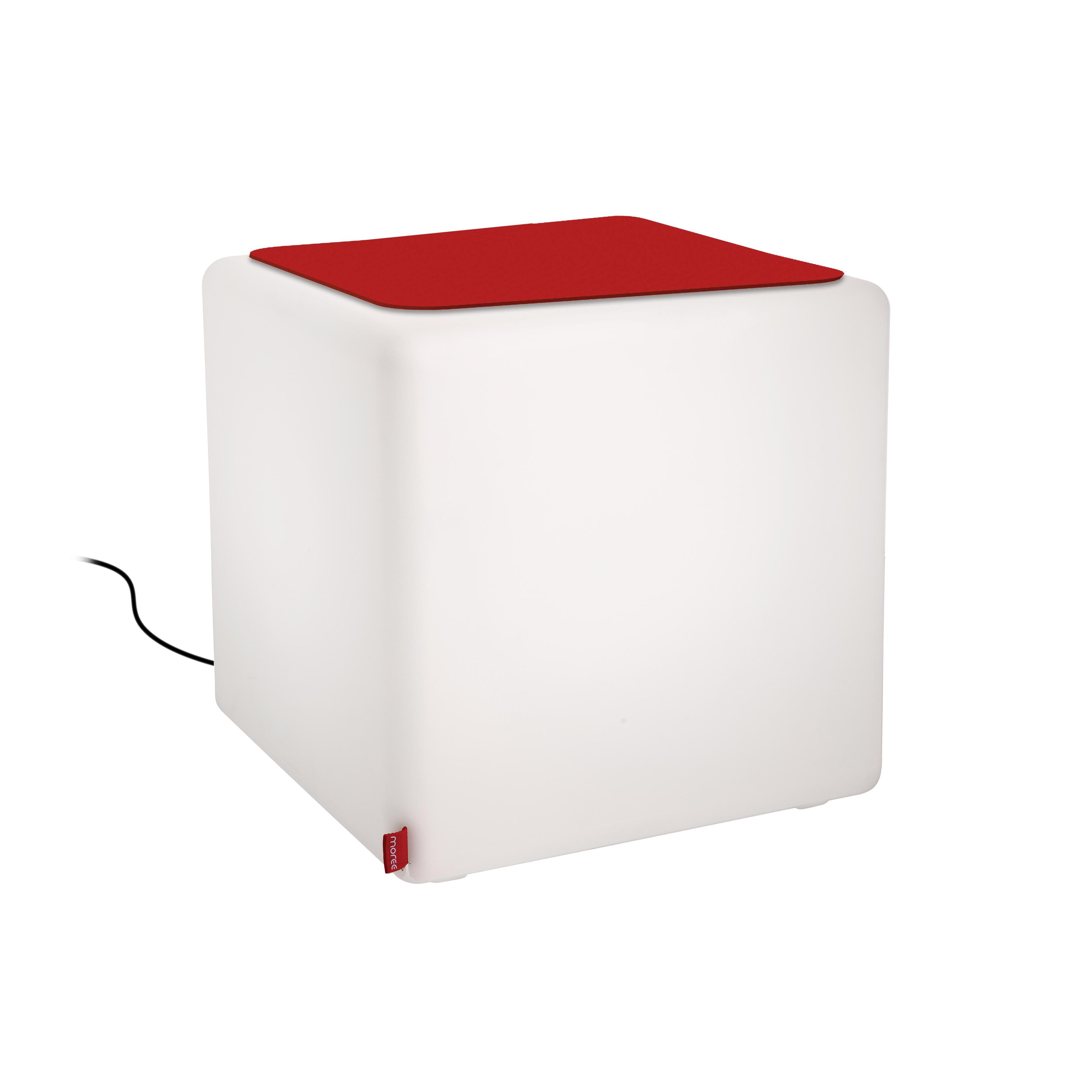 CUBE Outdoor Hocker von Moree mit rotem Filzkissen als Sitzgelegenheit oder Beistelltisch.