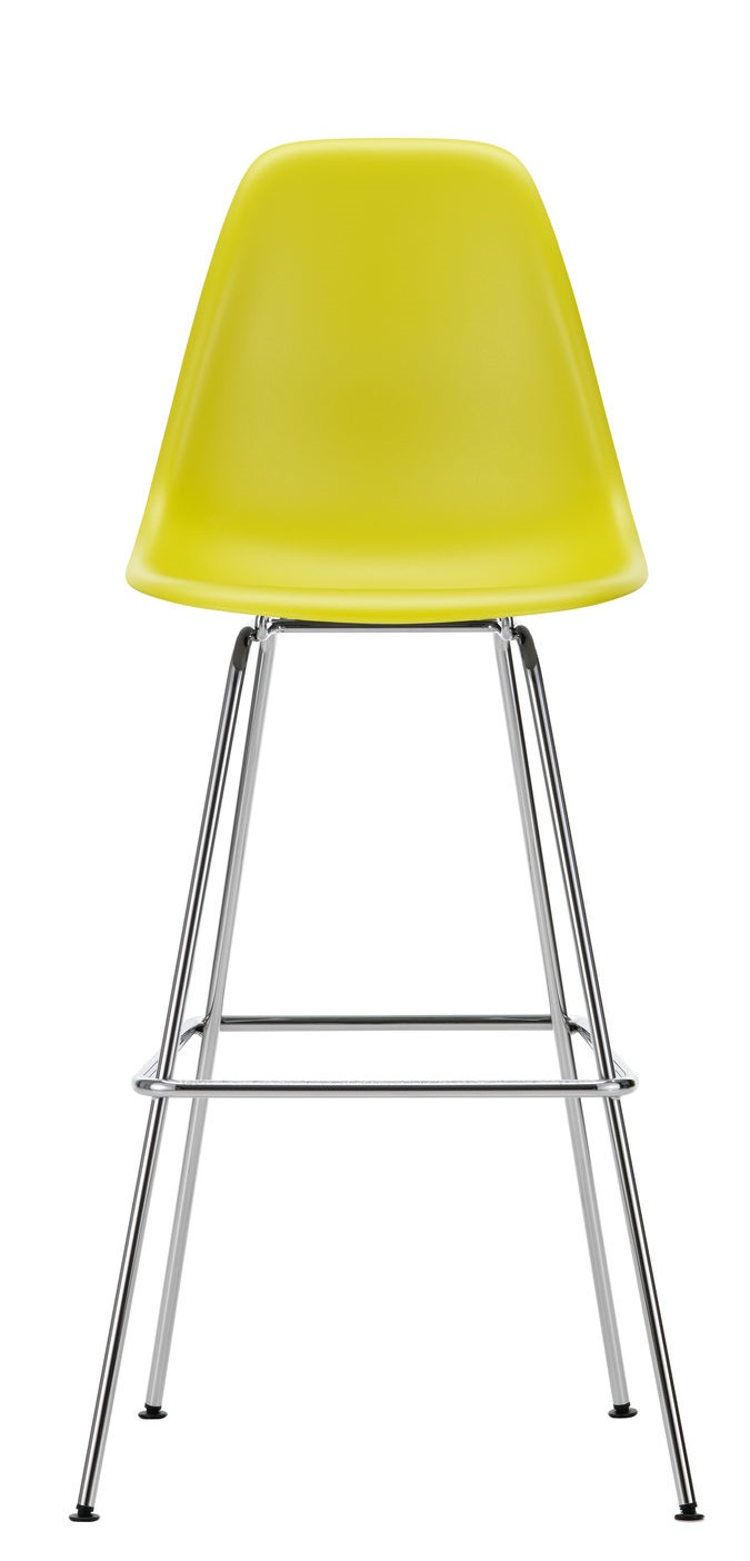 Gelber Eames Plastic Bar Stool Barhocker High von Vitra mit verchromtem Gestell, Frontansicht.