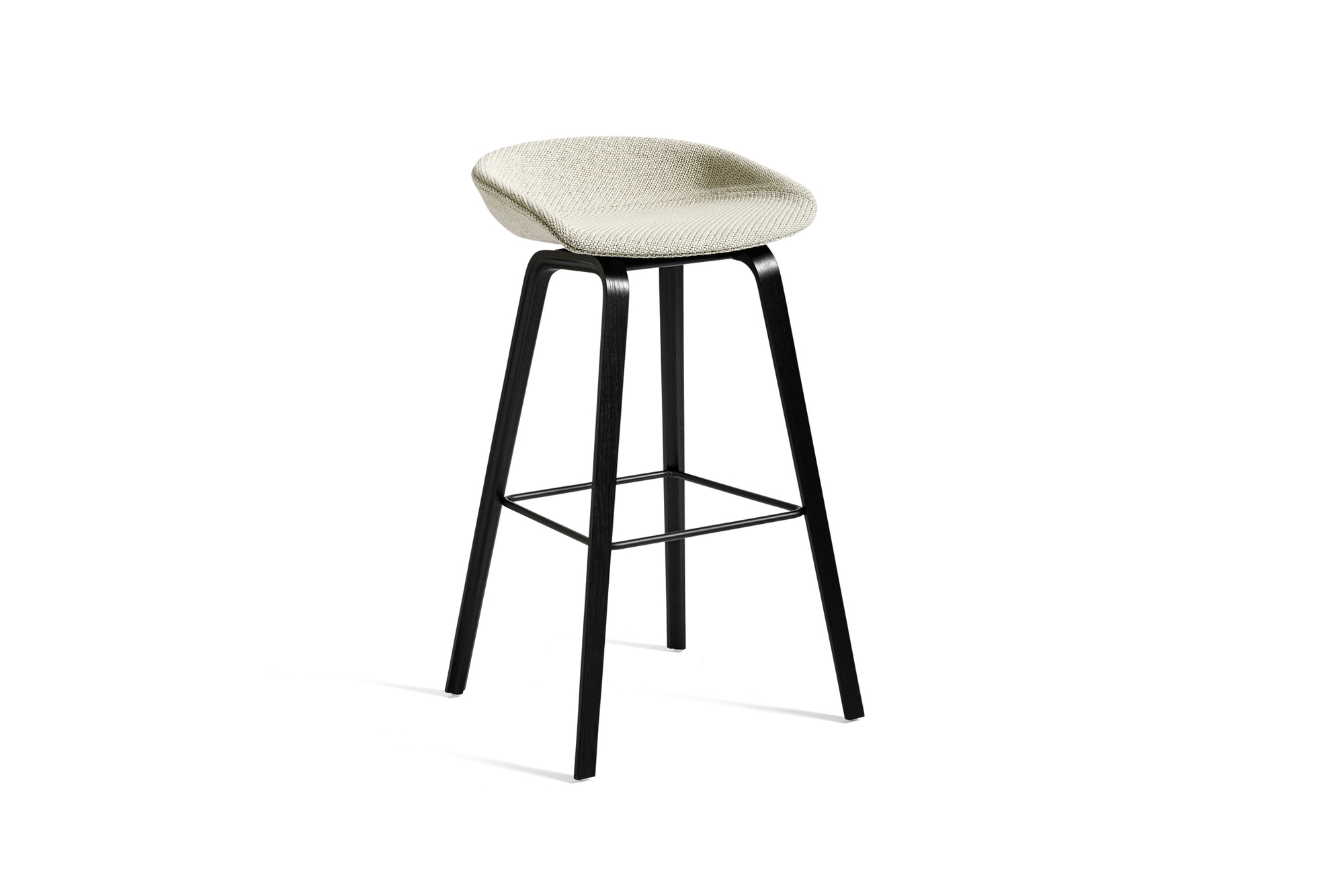 About a Stool AAS33 Barhocker mit Vollpolster in Cremeweiß und schwarzem Holzgestell.