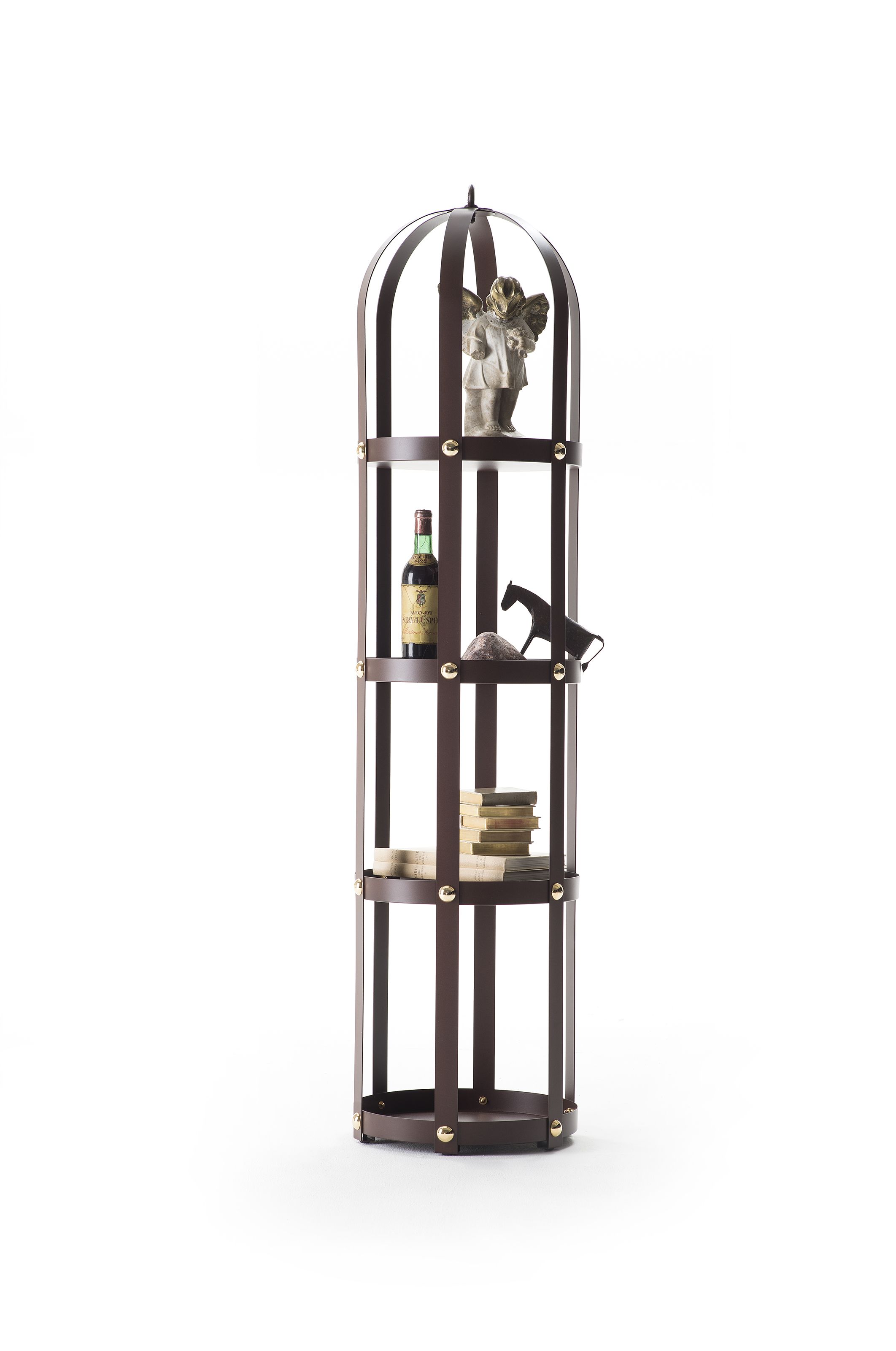 La Gabbia Regal, braunes Design-Regal von Opinion Ciatti mit Deko-Objekten auf weißem Hintergrund.