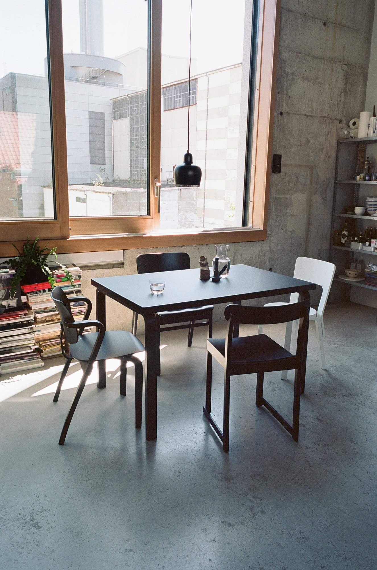 Esszimmer mit grauem Aslak Chair Stuhl von Artek, lackiert und modernem Design.