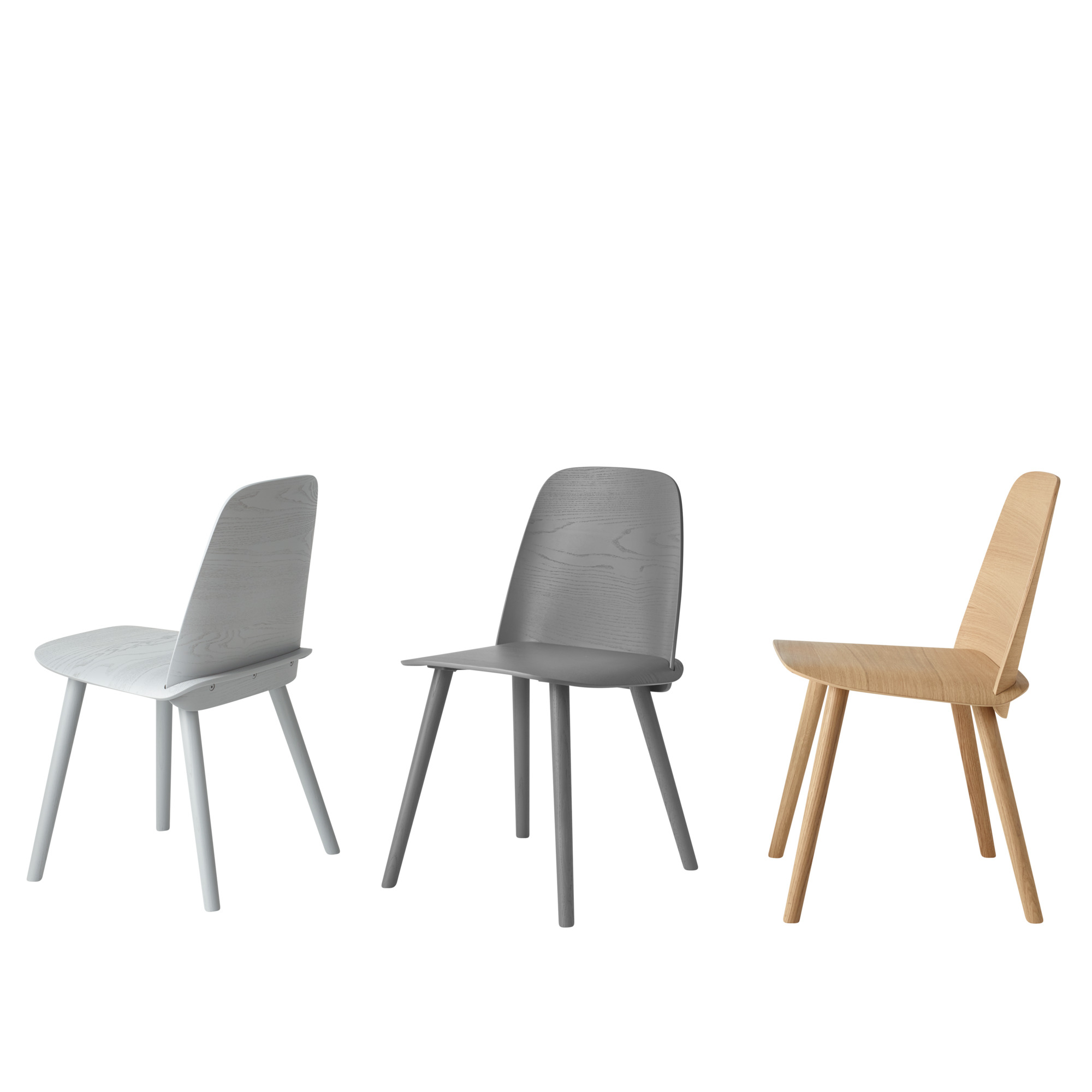 Drei Muuto Nerd Chair Stühle in Weiß, Grau und Naturholz, moderne Holzstühle für Esszimmer und Büro.