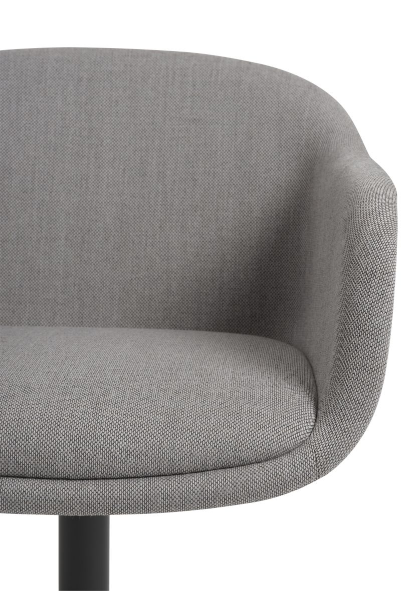 Detailaufnahme des grauen Muuto Fiber Armchair mit Drehfuß und Stoffpolsterung.