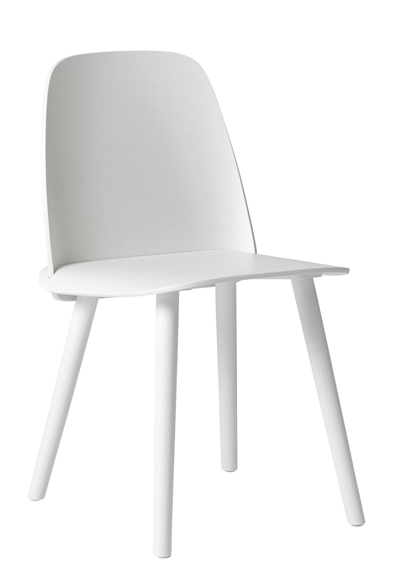 Nerd Chair Stuhl von Muuto, minimalistisches Design, weiß lackiertes Holz, skandinavischer Esszimmerstuhl für moderne Einrichtungen.