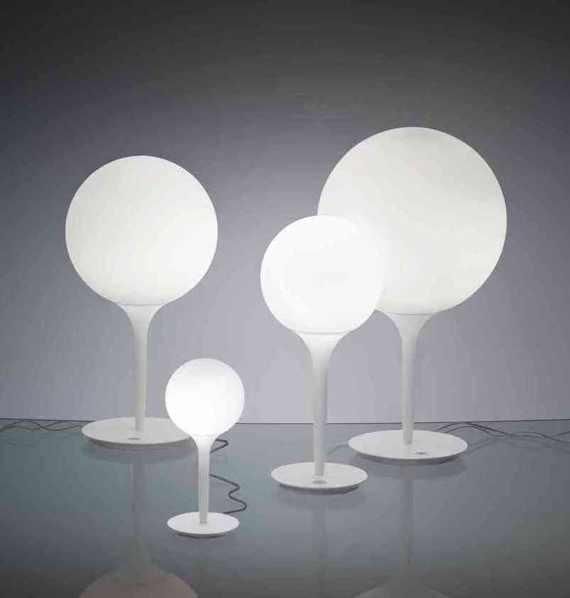 Weiße Castore Tischleuchten von Artemide in verschiedenen Größen, modernes Design für Wohnzimmer und Schlafzimmer.