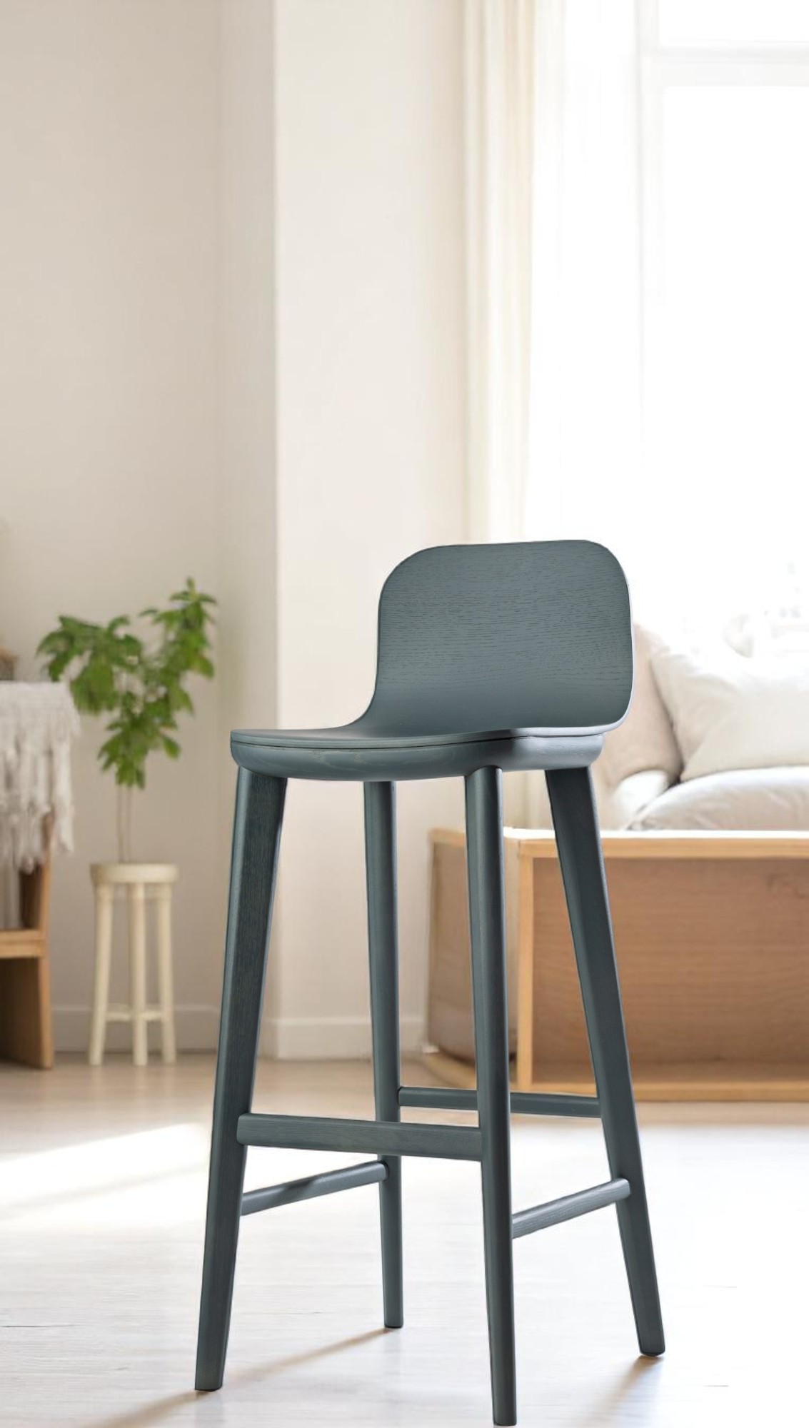 Aeon Barstool Barhocker von Zeitraum aus Holz in blau-grau vor hellem Hintergrund.