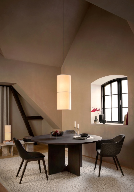 Androgyne Dining Table Esstisch aus dunkel gebeizter Eiche von Audo, runde Tischplatte, modernes Design.