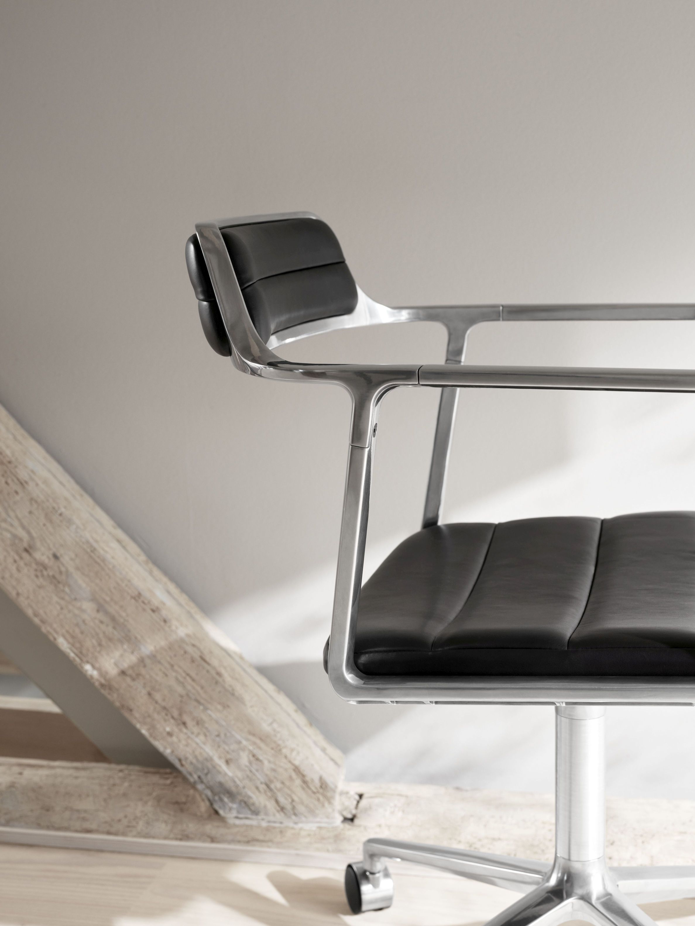 Detailaufnahme des Vipp452 Swivel Stuhls mit schwarzem Leder und poliertem Aluminiumgestell, Bürostuhl mit Gleitern.
