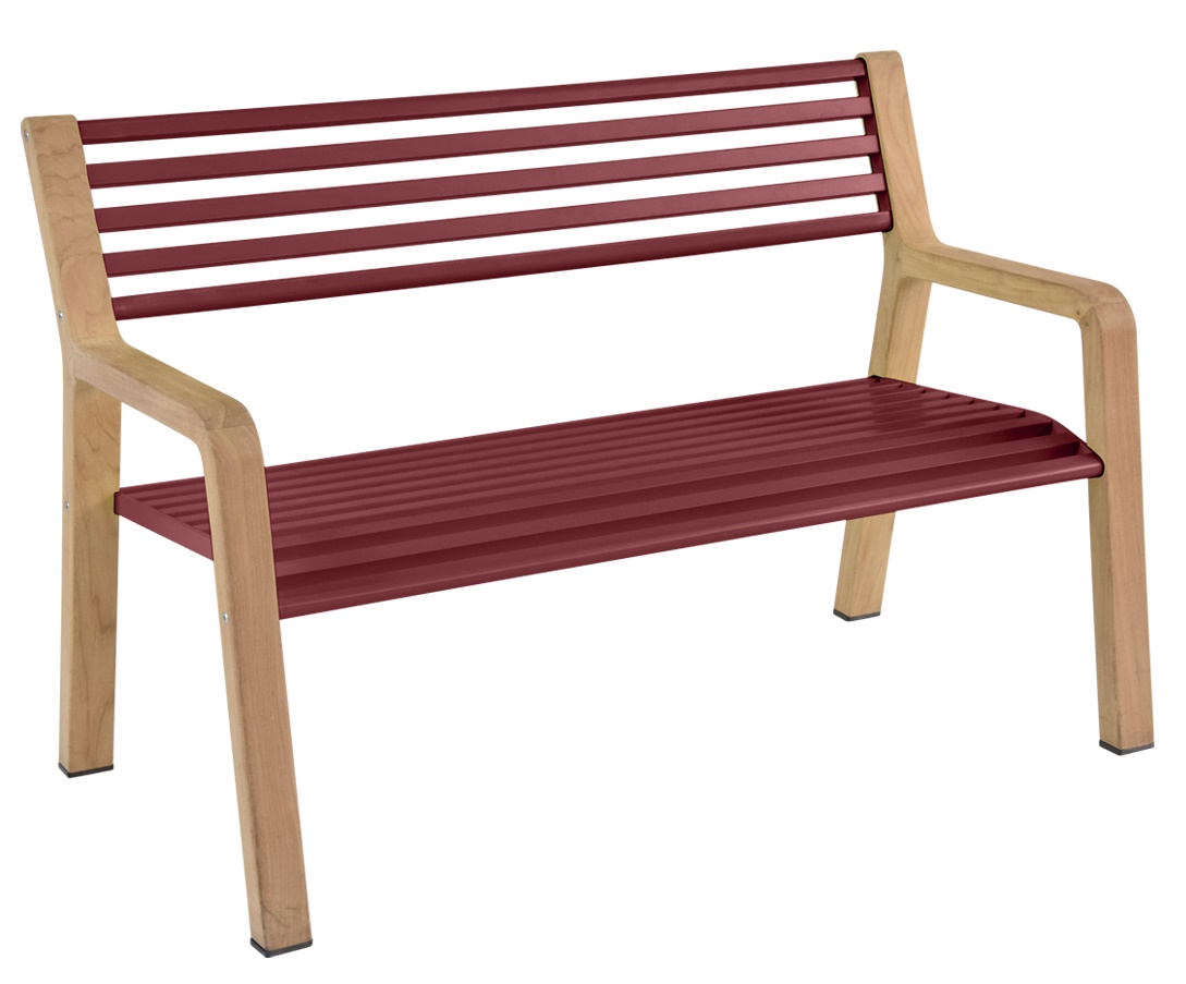 Somerset Bank von Fermob für den Außenbereich, moderne Gartenbank aus Holz und bordeauxrotem Metall.