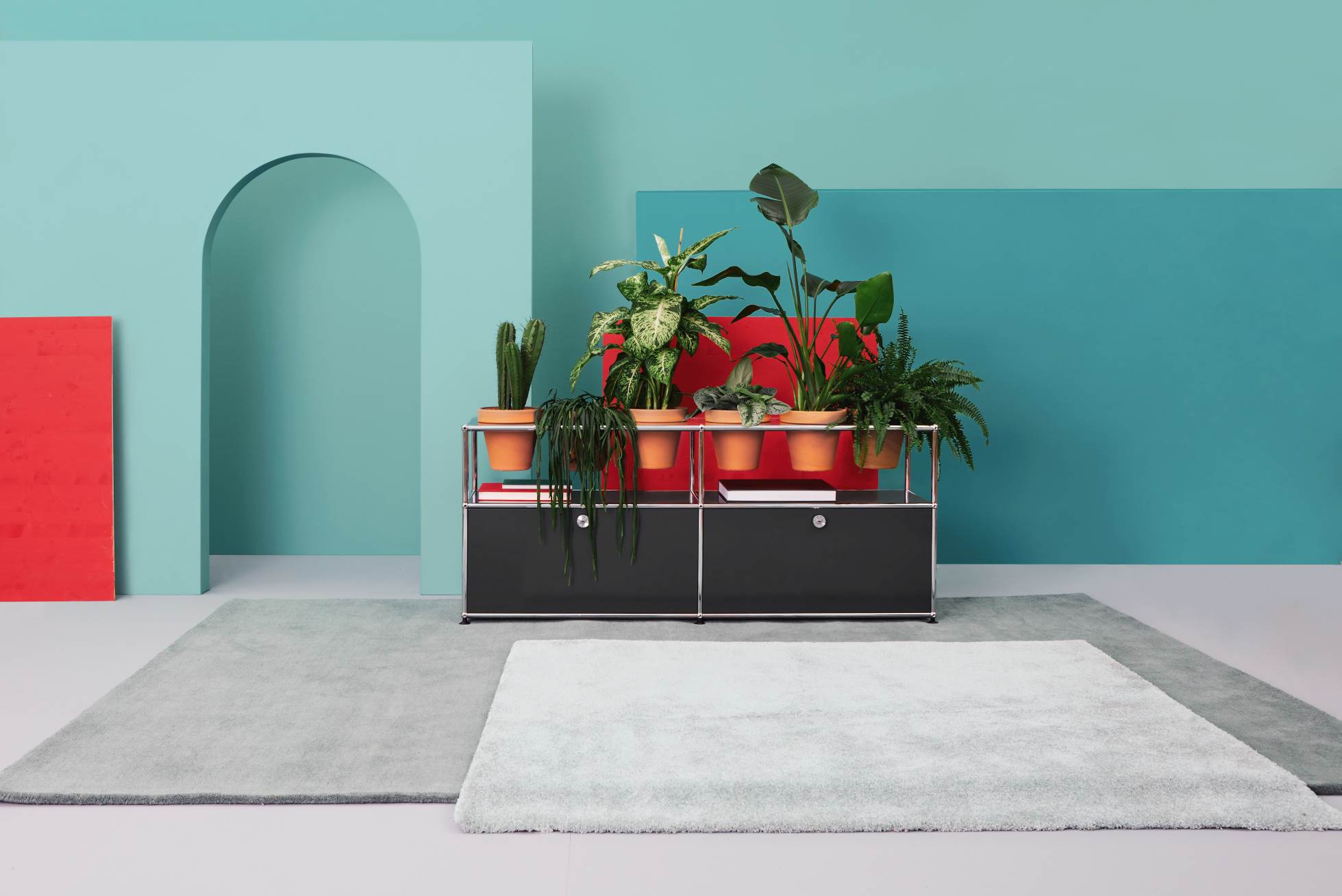 Pflanzenwelten Sideboard Enzianblau mit Pflanzen. USM Haller Möbel zur Dekoration mit Zimmerpflanzen.