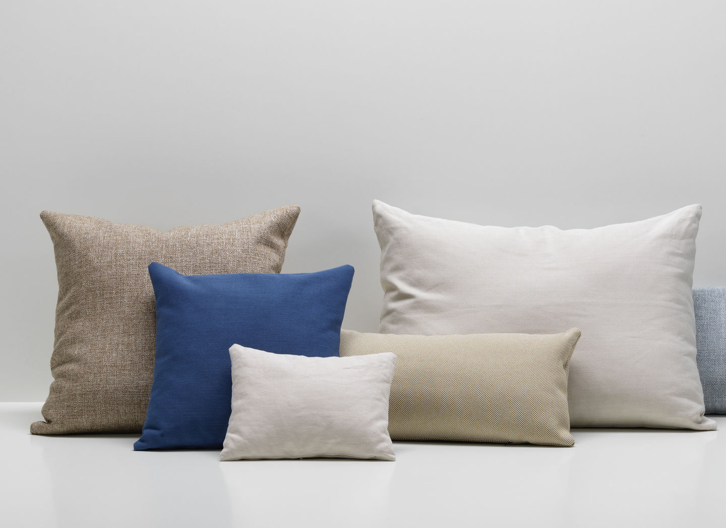 Vitra Kissen-Kollektion: Mehrfarbige Sofakissen in verschiedenen Größen und Texturen für Wohnzimmer und Schlafzimmer.